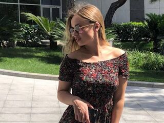 naughty cam girl fingering pussy EmileeBeyale