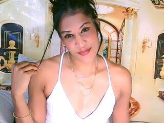 naughty camgirl masturbating with vibrator AzzyGreene