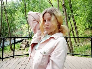cam girl playing with dildo CelesteForman