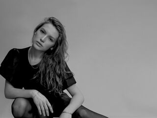 hot cam girl masturbating with vibrator DianaBum