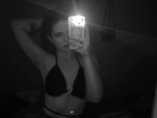 cam girl playing with dildo DoloresHuesing
