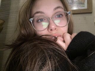 topless webcamgirl EmilyLoven