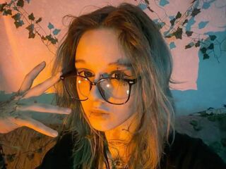 naughty camgirl masturbating with vibrator FloraMuse