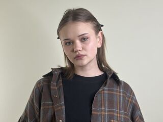 naughty cam girl fingering shaved pussy HeikeGraciano