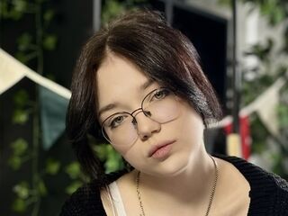 hot cam girl fingering shaved pussy HuldaGiovinco