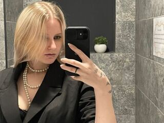 topless webcamgirl JenaeMcquillen