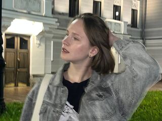 hot cam girl fingering shaved pussy KrissyJn