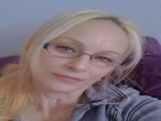 cam girl playing with vibrator LadyAzura
