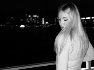 topless cam girl MariBrandel