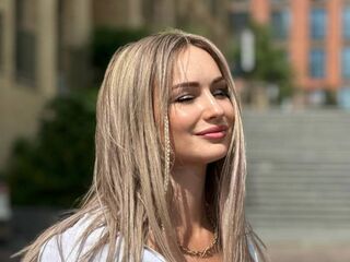 naked webcamgirl video MiaLunn