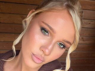 beautiful camgirl NishaDegregorio