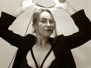 cam girl fingering pussy ScarletHanistom